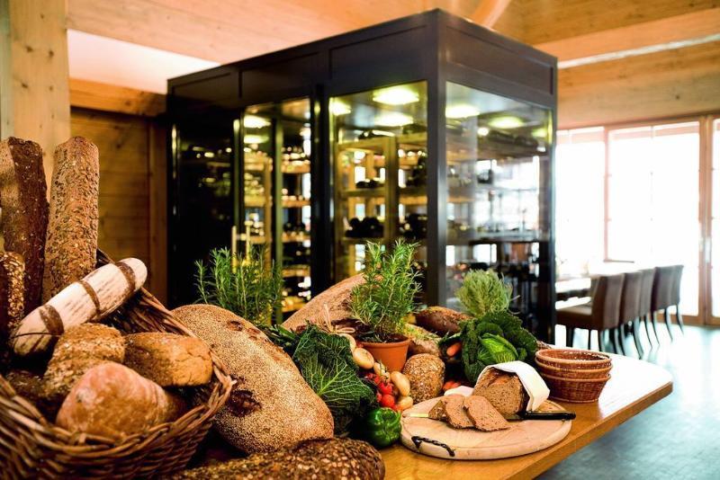 Schlosshotel Kitzbuehel A-Rosa Collection Zewnętrze zdjęcie Bread and wine at a restaurant