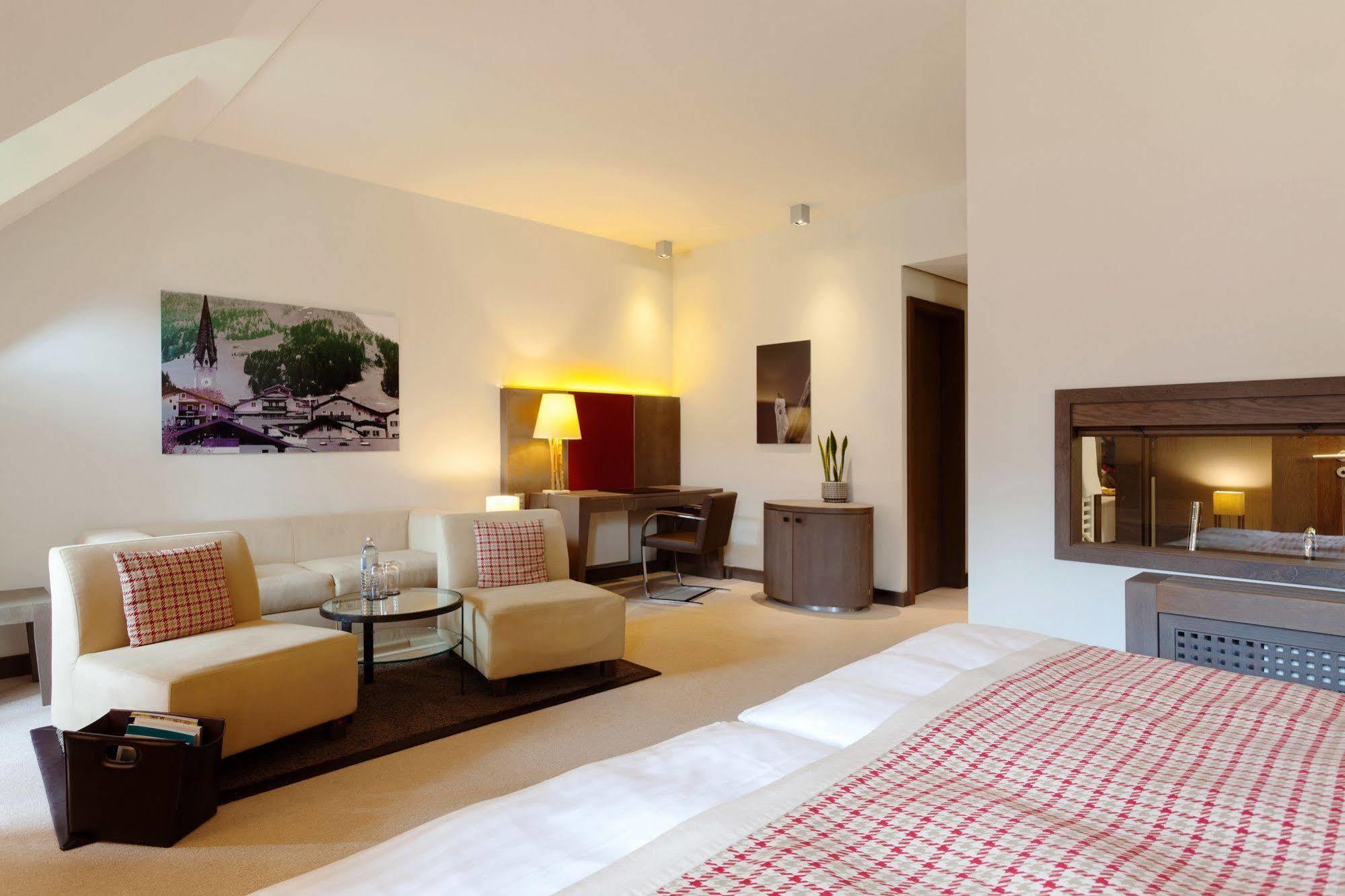 Schlosshotel Kitzbuehel A-Rosa Collection Zewnętrze zdjęcie A room at the Hotel de la Tour