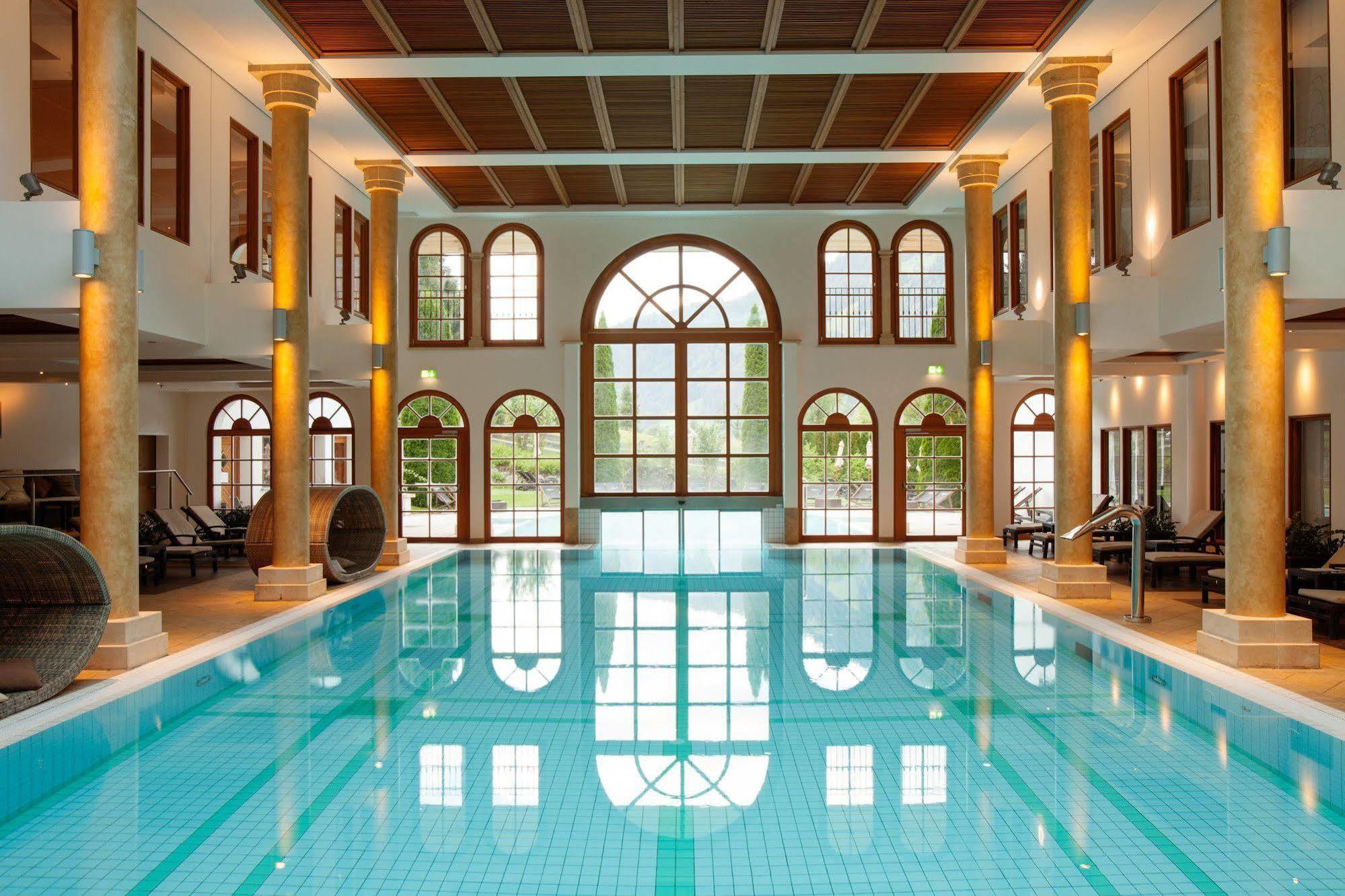 Schlosshotel Kitzbuehel A-Rosa Collection Zewnętrze zdjęcie The swimming pool at the Hotel